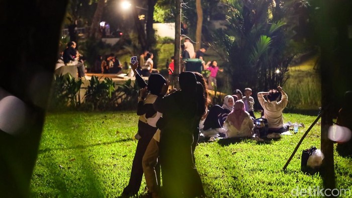 Warga mengunjungi Taman Barito yang kini menjadi bagian dari Taman Bendera Pusaka di kawasan Melawai, Kebayoran Baru, Jakarta Selatan (3/4/2026).