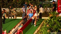 Sejumlah keluarga membawa anak-anak mereka bermain di area khusus yang disediakan bagi pengunjung usia dini.