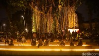 Suasana taman tetap ramai hingga malam, dengan pengunjung memanfaatkan waktu untuk bersantai di ruang terbuka yang masih terasa nyaman.