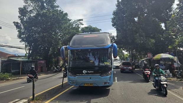 Bus mogok sempat menghambat arus lalu lintas dari Simpang Karanglo menuju Kota Malang Bus mogok sempat menghambat arus lalu lintas dari Simpang Karanglo menuju Kota Malang