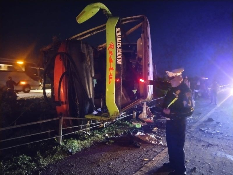Bus Restu terguling di Tol Jombang