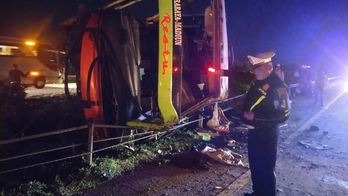 Bus Restu terguling di Tol Jombang