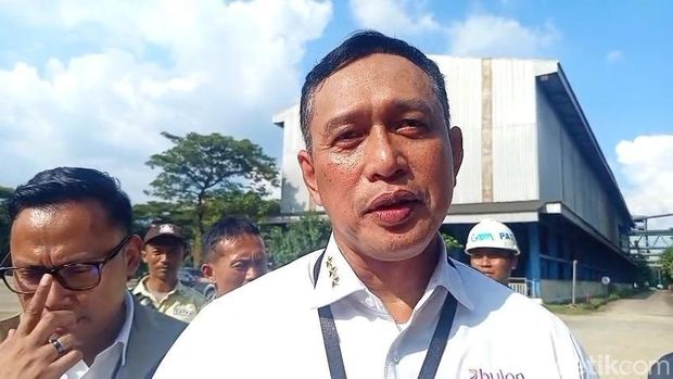 Dirut BULOG Ahmad Rizal Ramdhani saat memberikan komentar di area PT GMM Blora.
