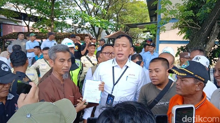 Dirut BULOG Ahmad Rizal Ramdhani saat menemui petani tebu di pabrik GMM Blora.