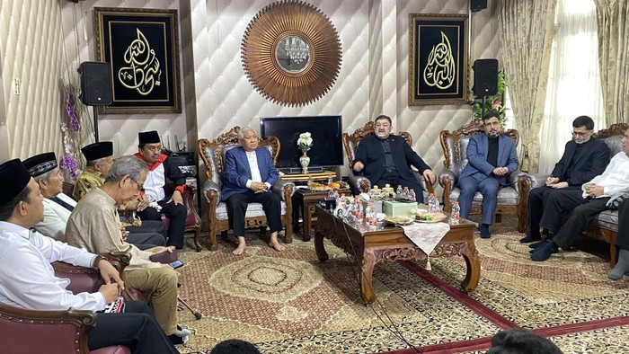 Duta Besar Iran untuk Indonesia Mohammad Boroujerdi menemui Din Syamsuddin di kediamannya, di Jaksel.