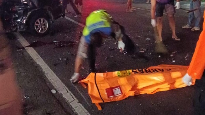 Petugas mengevakuasi korban tabrakan beruntun di bantul.