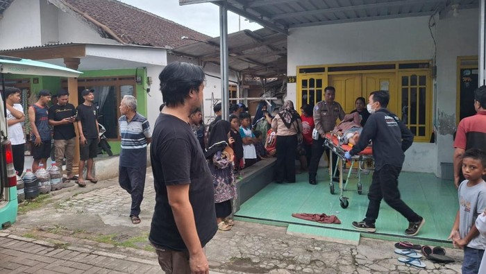 Evakuasi pemilik kos di Kedungkandang Kota Malang yang dibacok oleh keluarga penghuni kos.