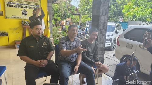 Gede Pasek Suardika (GPS) selaku kuasa hukum tersangka I Made Wijaya atau Jro Mangku Wijaya Dangin saat konfrensi pers di Buleleng, Jumat (3/4/2026). (Foto: Made Wijaya Kusuma/detikBali)