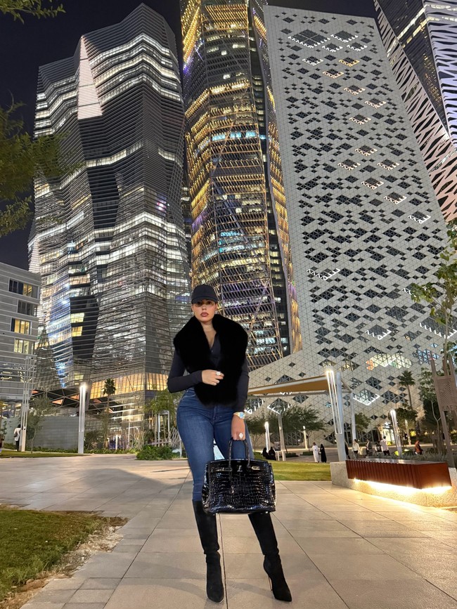 Berdasarkan fotonya di Instagram, Georgina memiliki wardrobe luas berisikan koleksi fesyen fantastis. Ia juga disebut memiliki lemari tas pribadi di dalam rumahnya di Arab Saudi yang ditinggali bersama Ronaldo.Foto: Instagram @georginagio