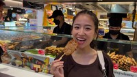 Saat di Bangkok, Haruka pun mencoba ragam jajanan menarik. (Instagram/ Haruka Nakagawa)