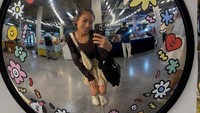Tak lupa mengabadikan momen dengan cara yang unik. Bisa nih gaya fotonya Haruka jadi inspirasi traveler nanti. (Instagram/ Haruka Nakagawa)