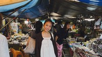 Jadi setiap kereta melintas, para pedagang akan sigap menggeser dagangannya. Setelah kereta lewat mereka jualan lagi di atas rel. Keunikannya ini yang membuat Haruka dan wisatawan lainnya datang ke sini. (Instagram/ Haruka Nakagawa)