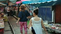 Keunikan pasar tradisional yang berada di Samut Songkhram, Thailand, ini adalah letaknya tepat di atas rel kereta api aktif. (Instagram/ Haruka Nakagawa)