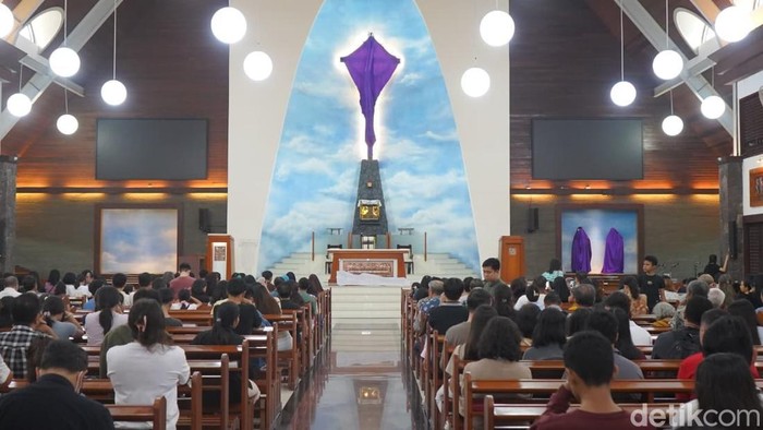 Ibadah Jumat Agung di Gereja Katolik Paroki Roh Kudus, Purimas