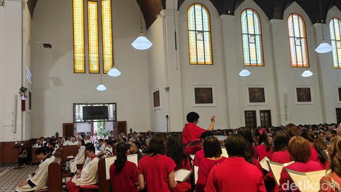 Ibadah Jumat Agung di Gereja Katedral Bandung