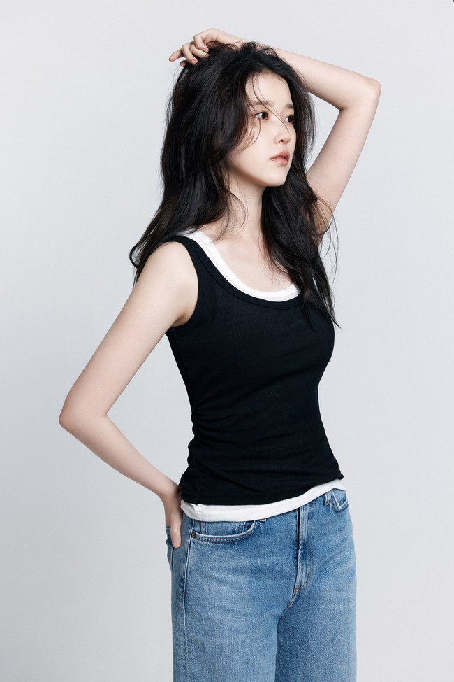 Dalam frame lain, kekasih Lee Jong Suk ini tampak memakai dua lapis tank-top hitam dan putih. Foto: Dok. EDAM Entertainment