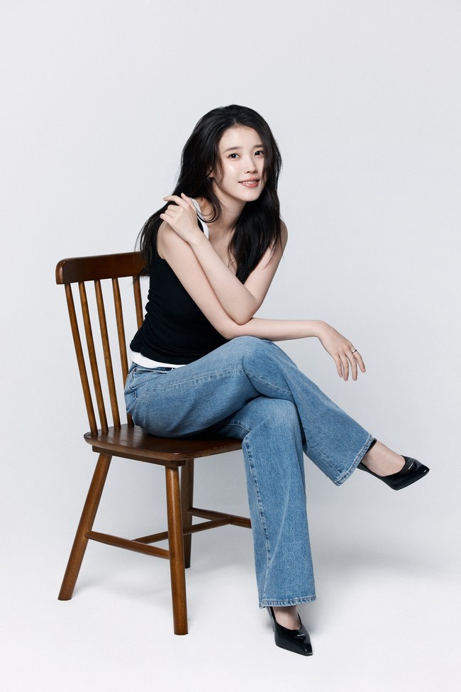 IU hanya mengenakan eyeliner tipis di garis mata, sedikit blush-on dan tinted lipbalm. Alisnya pun hanya dirapihkan dan diaksentuasi menggunakan tinted brow. Foto: Dok. EDAM Entertainment