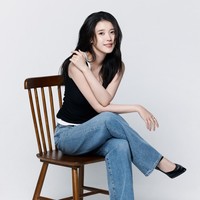 IU hanya mengenakan eyeliner tipis di garis mata, sedikit blush-on dan tinted lipbalm. Alisnya pun hanya dirapihkan dan diaksentuasi menggunakan tinted brow. Foto: Dok. EDAM Entertainment