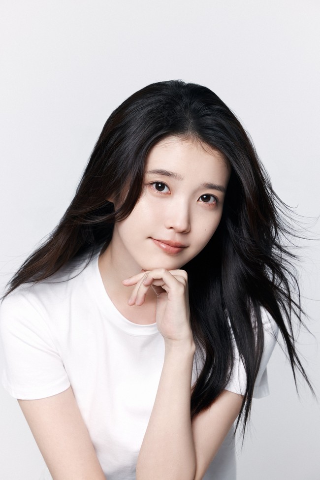 Agensi IU, Edam Entertainment, merilis foto profil baru dengan latar belakang putih dan minimalis. Foto: Dok. EDAM Entertainment