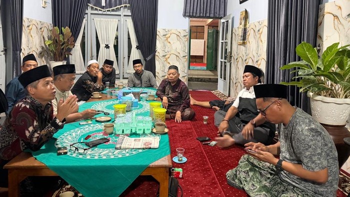 Jajaran Syuriyah, Tanfidziyah, dan Katib PCNU Banyuwangi menggelar rapat persiapan pelantikan di Ponpes Minhajut Thullab.