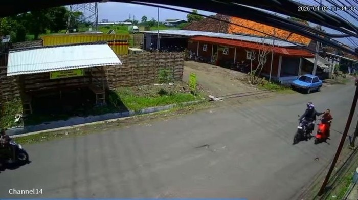 Rekaman CCTV memperlihatkan seorang wanita dijambret di Pasuruan