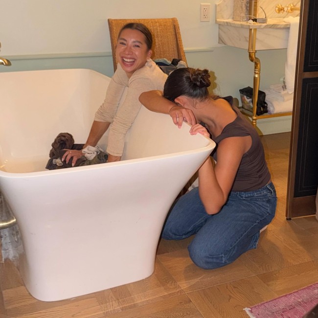 Foto Jennifer Bachdim & Putrinya Nyuci Baju di Amerika Disorot, Pakai Bathtub