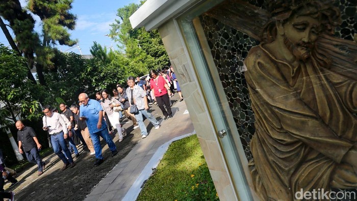 Umat Katolik melaksanakan prosesi jalan salib di Gereja Santo Stefanus, Cilandak, Jakarta, Jumat (3/4/2026). Prosesi ini merupakan bagian dari rangkaian Trihari Suci Paskah.