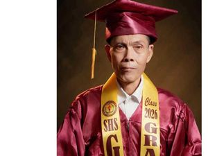 Semangat Tak Lekang Waktu, Kakek Ini Lulus SMA di Usia 70 Tahun
