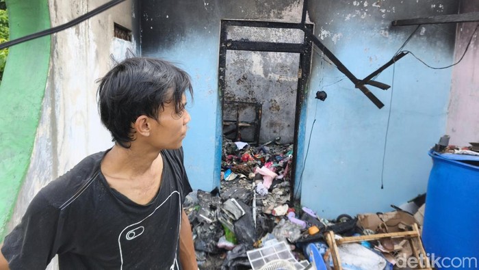 Kamar kos dekat Pasar Peterongan Semarang ludes terbakar, Jumat (3/4/2026).
