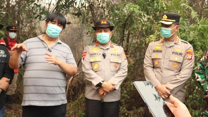 Kapolda Riau Irjen Pol Herry Heryawan turun langsung memantau karhutla di Kabupaten Bengkalis, Jumat (3/4/2026). Upaya ini dilakukan untuk mengantisipasi ancaman Super El Nino. Pakar IPB University, Prof Bambang Hero Saharjo turut meninjau lokasi.
