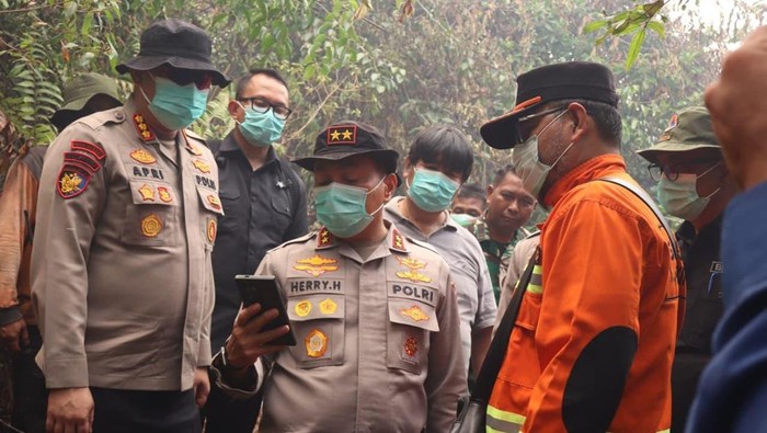 Kapolda Riau Irjen Pol Herry Heryawan turun langsung memantau karhutla di Kabupaten Bengkalis, Jumat (3/4/2026). Upaya ini dilakukan untuk mengantisipasi ancaman Super El Nino. Pakar IPB University, Prof Bambang Hero Saharjo turut meninjau lokasi.