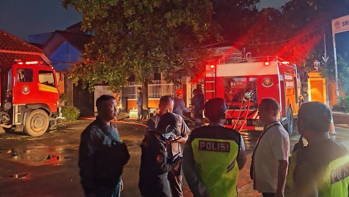 Kebakaran terjadi di SMKN 5 Semarang menghanguskan ruang lab komputer dan dua ruang praktek jurusan listrik. Kebakaran diduga korsleting listrik.