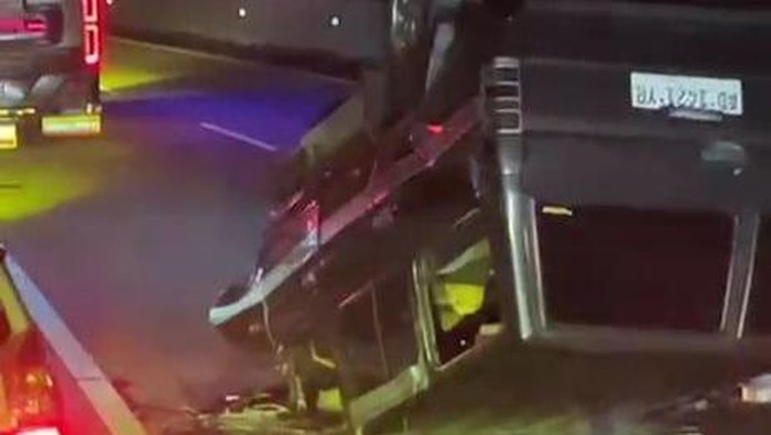 Kecelakaan karambol melibatkan empat kendaraan terjadi di jalan tol Semarang-Solo, ruas Boyolali dini hari tadi. Akibatnya satu orang tewas.

