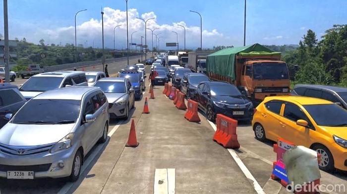 Kepadatan arus lalu lintas di Exit Tol Parungkuda saat momen libur panjang