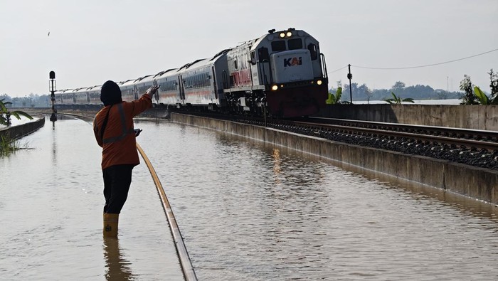 Petugas KAI saat melakukan berbagai penanganan intensif di jalur hilir di KM 32+7/8, Kabupaten Grobogan.