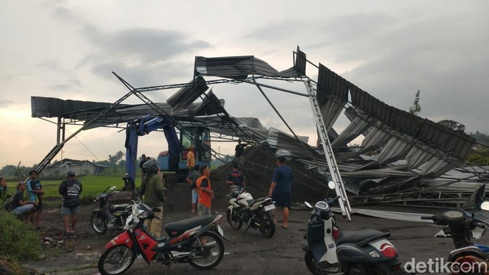 Kios di Desa Somokaton, Kecamatan Karangnongko rusak.