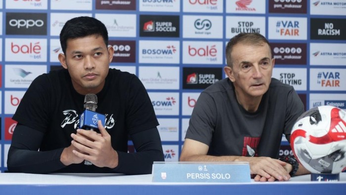 Kiper Persis Solo M Riyandi, dan Pelatih Persis Solo Milomir Seslija, saat konferensi pers di Stadion BJ Habibie.