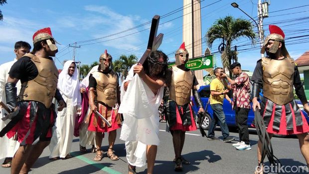 Suasana prosesi jalan salib yang dilakukan umat Katolik di Kota Magelang dan Relikui, Jumat (3/4/2026).