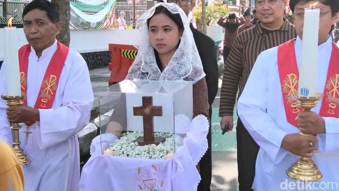 Yang istimewa dalam kirab ini kali yakni ditampilkannya Relikui Salib Yesus atau bagian dari salib Yesus.