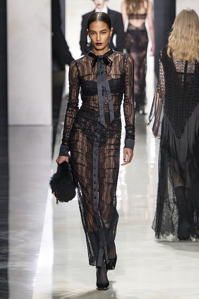 Koleksi tas menghadirkan model baru dengan sentuhan klasik yang diperbarui. Menggunakan berbagai jenis kulit, tas ini dilengkapi cermin tersembunyi sebagai detail unik. Variasi tali bahu juga memperkaya fungsi dan estetika. Beberapa model ikonik kembali dihadirkan, seperti My Sicily Bag dalam material premium serta tas dengan teknik crochet yang diterjemahkan ke dalam material kulit. Detail tambahan seperti tag kulit memungkinkan personalisasi dengan berbagai charm, memperkuat karakter individual pemakainya. (Foto: Victor VIRGILE/Gamma-Rapho via Getty Images)