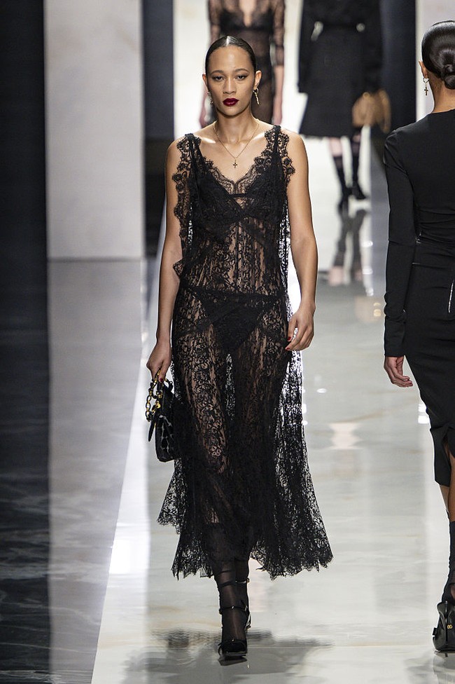 Berakar pada nilai khas Sisilia, koleksi ini menghadirkan elemen ikonik seperti warna hitam yang kuat, renda yang intim, serta tailoring yang tegas. Seluruhnya diramu dalam dialog harmonis antara maskulinitas dan feminitas, menciptakan tampilan yang tidak menyembunyikan tubuh, melainkan merayakannya. (Foto: Victor VIRGILE/Gamma-Rapho via Getty Images)