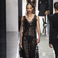 Berakar pada nilai khas Sisilia, koleksi ini menghadirkan elemen ikonik seperti warna hitam yang kuat, renda yang intim, serta tailoring yang tegas. Seluruhnya diramu dalam dialog harmonis antara maskulinitas dan feminitas, menciptakan tampilan yang tidak menyembunyikan tubuh, melainkan merayakannya. (Foto: Victor VIRGILE/Gamma-Rapho via Getty Images)