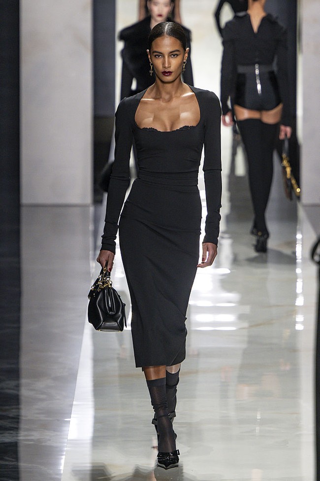 Bagi Dolce & Gabbana, hitam bukan sekadar warna, melainkan simbol elegansi abadi, spiritualitas, serta akar budaya Sisilia. Palet ini kemudian dilengkapi dengan nuansa cokelat hangat sebagai aksen. (Foto: Victor VIRGILE/Gamma-Rapho via Getty Images)