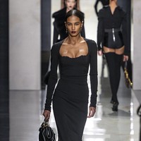 Bagi Dolce & Gabbana, hitam bukan sekadar warna, melainkan simbol elegansi abadi, spiritualitas, serta akar budaya Sisilia. Palet ini kemudian dilengkapi dengan nuansa cokelat hangat sebagai aksen. (Foto: Victor VIRGILE/Gamma-Rapho via Getty Images)