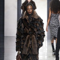 Dalam semangat keberlanjutan, koleksi ini menghadirkan outerwear tanpa bulu hewan. Jaket shearling diolah dengan teknik yang meniru gaya bulu klasik era 1930-an, seperti intarsia dan carving, namun tetap menggunakan material yang lebih etis. Siluetnya yang lembut dan bervolume menonjolkan lekuk feminin secara elegan. (Foto: Victor VIRGILE/Gamma-Rapho via Getty Images)