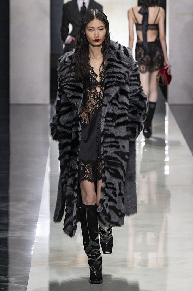 Motif bunga putih yang mekar di atas kain hitam ringan menjadi salah satu ciri khas koleksi ini. Selain itu, motif arsip yang terinspirasi dari tradisi Sisilia dihadirkan kembali dalam desain kontemporer berbahan chiffon dan charmeuse. Detail bordir serta aplikasi payet memberikan sentuhan kilau yang lembut, tetap selaras dengan nuansa ringan yang mendominasi keseluruhan koleksi. (Foto: Victor VIRGILE/Gamma-Rapho via Getty Images)