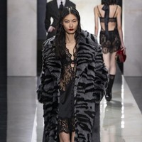 Motif bunga putih yang mekar di atas kain hitam ringan menjadi salah satu ciri khas koleksi ini. Selain itu, motif arsip yang terinspirasi dari tradisi Sisilia dihadirkan kembali dalam desain kontemporer berbahan chiffon dan charmeuse. Detail bordir serta aplikasi payet memberikan sentuhan kilau yang lembut, tetap selaras dengan nuansa ringan yang mendominasi keseluruhan koleksi. (Foto: Victor VIRGILE/Gamma-Rapho via Getty Images)