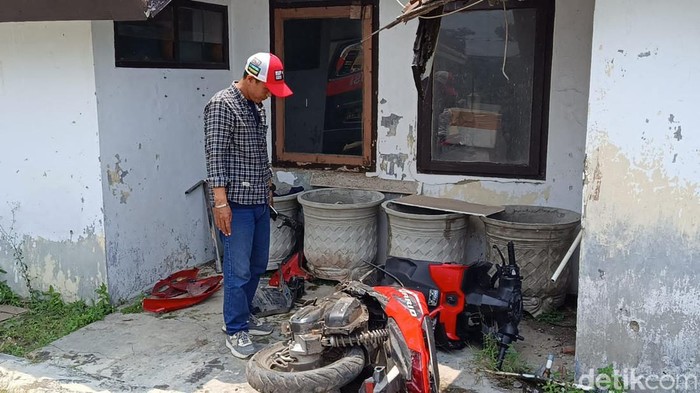 Kondisi motor pelaku usai dirusak massa