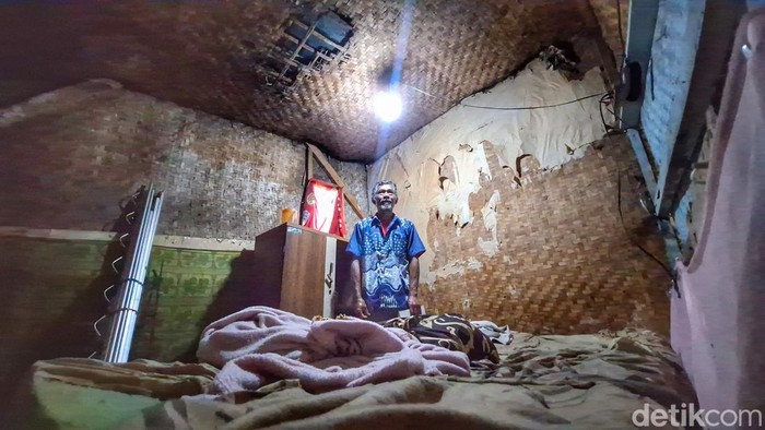 Kondisi rumah bilik bambu di Kampung Babakan Cikeruh, Desa Cimekar, Kecamatan Cileunyi, Kabupaten Bandung, Jumat (3/4/2026)