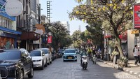 ‎Sementara di pusat-pusat wisata seperti Jalan Asia Afrika hingga Braga, warga memanfaatkan momen itu untuk jalan-jalan sejenak sembari berswafoto bersama.